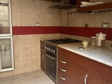 CASA EN ESQUINA DE TRES AMB CON PATIO Y TERRAZA CON SEGUNDO BAÑO Y QUINCHO