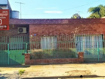 VENTA - CASA 4 AMB. 135M2 CUB./GARAGE/FDO. LIBRE/ LOTE 10X45