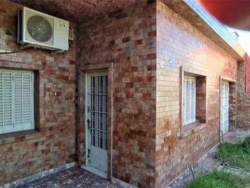 VENTA - CASA 4 AMB. 135M2 CUB./GARAGE/FDO. LIBRE/ LOTE 10X45