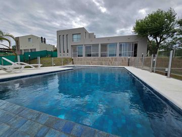 EXCELENTE CASA DE GRAN CATEGORIÍA EN VENTA EN VILLA CARLOS PAZ, EN COUNTRY DE ALTO NIVEL. Seguridad