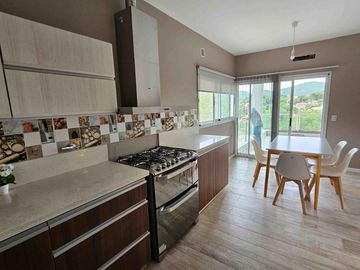 EXCELENTE CASA DE GRAN CATEGORIÍA EN VENTA EN VILLA CARLOS PAZ, EN COUNTRY DE ALTO NIVEL. Seguridad
