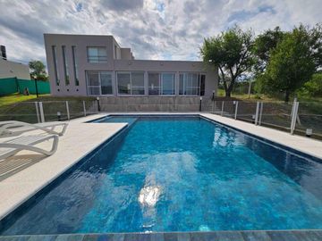EXCELENTE CASA DE GRAN CATEGORIÍA EN VENTA EN VILLA CARLOS PAZ, EN COUNTRY DE ALTO NIVEL. Seguridad