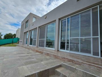 EXCELENTE CASA DE GRAN CATEGORIÍA EN VENTA EN VILLA CARLOS PAZ, EN COUNTRY DE ALTO NIVEL. Seguridad