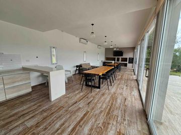 EXCELENTE CASA DE GRAN CATEGORIÍA EN VENTA EN VILLA CARLOS PAZ, EN COUNTRY DE ALTO NIVEL. Seguridad