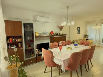 PISO UNICO , 5 AMBIENTES , 3 BAÑOS COMPLETOS Y 2 TOILETTES , 2 COCHERAS,SUM Y PISCINA, 180 M2 APROX
