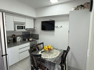 PISO UNICO , 5 AMBIENTES , 3 BAÑOS COMPLETOS Y 2 TOILETTES , 2 COCHERAS,SUM Y PISCINA, 180 M2 APROX