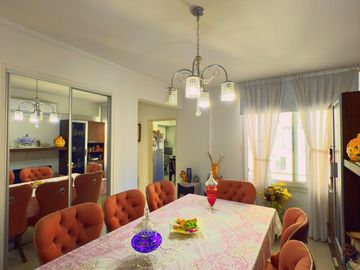 PISO UNICO , 5 AMBIENTES , 3 BAÑOS COMPLETOS Y 2 TOILETTES , 2 COCHERAS,SUM Y PISCINA, 180 M2 APROX
