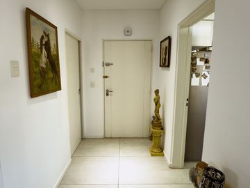 PISO UNICO , 5 AMBIENTES , 3 BAÑOS COMPLETOS Y 2 TOILETTES , 2 COCHERAS,SUM Y PISCINA, 180 M2 APROX