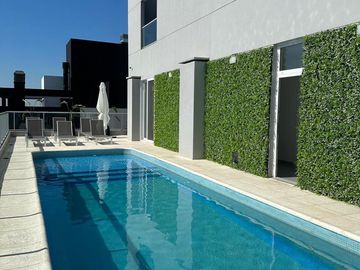 PISO UNICO , 5 AMBIENTES , 3 BAÑOS COMPLETOS Y 2 TOILETTES , 2 COCHERAS,SUM Y PISCINA, 180 M2 APROX