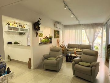PISO UNICO , 5 AMBIENTES , 3 BAÑOS COMPLETOS Y 2 TOILETTES , 2 COCHERAS,SUM Y PISCINA, 180 M2 APROX