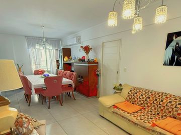 PISO UNICO , 5 AMBIENTES , 3 BAÑOS COMPLETOS Y 2 TOILETTES , 2 COCHERAS,SUM Y PISCINA, 180 M2 APROX
