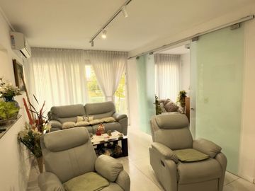 PISO UNICO , 5 AMBIENTES , 3 BAÑOS COMPLETOS Y 2 TOILETTES , 2 COCHERAS,SUM Y PISCINA, 180 M2 APROX