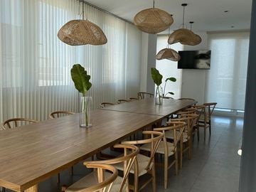 PISO UNICO , 5 AMBIENTES , 3 BAÑOS COMPLETOS Y 2 TOILETTES , 2 COCHERAS,SUM Y PISCINA, 180 M2 APROX