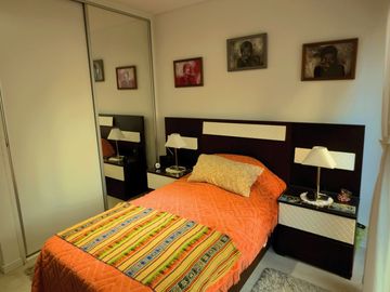 PISO UNICO , 5 AMBIENTES , 3 BAÑOS COMPLETOS Y 2 TOILETTES , 2 COCHERAS,SUM Y PISCINA, 180 M2 APROX