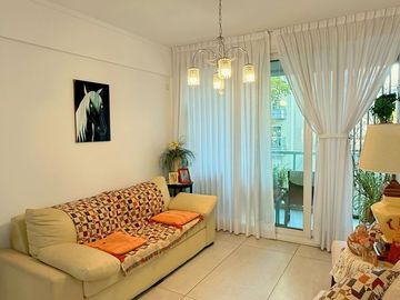 PISO UNICO , 5 AMBIENTES , 3 BAÑOS COMPLETOS Y 2 TOILETTES , 2 COCHERAS,SUM Y PISCINA, 180 M2 APROX