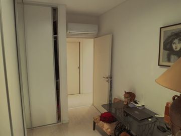 PISO UNICO , 5 AMBIENTES , 3 BAÑOS COMPLETOS Y 2 TOILETTES , 2 COCHERAS,SUM Y PISCINA, 180 M2 APROX