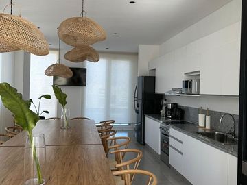 PISO UNICO , 5 AMBIENTES , 3 BAÑOS COMPLETOS Y 2 TOILETTES , 2 COCHERAS,SUM Y PISCINA, 180 M2 APROX