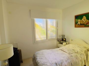 PISO UNICO , 5 AMBIENTES , 3 BAÑOS COMPLETOS Y 2 TOILETTES , 2 COCHERAS,SUM Y PISCINA, 180 M2 APROX