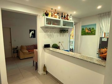 PISO UNICO , 5 AMBIENTES , 3 BAÑOS COMPLETOS Y 2 TOILETTES , 2 COCHERAS,SUM Y PISCINA, 180 M2 APROX