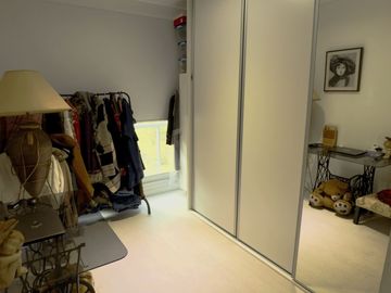 PISO UNICO , 5 AMBIENTES , 3 BAÑOS COMPLETOS Y 2 TOILETTES , 2 COCHERAS,SUM Y PISCINA, 180 M2 APROX