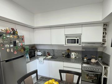 PISO UNICO , 5 AMBIENTES , 3 BAÑOS COMPLETOS Y 2 TOILETTES , 2 COCHERAS,SUM Y PISCINA, 180 M2 APROX