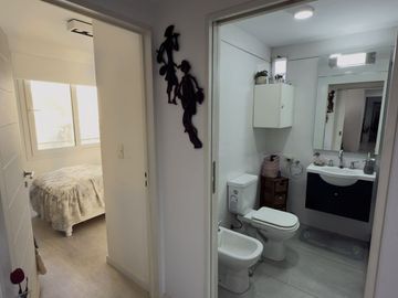 PISO UNICO , 5 AMBIENTES , 3 BAÑOS COMPLETOS Y 2 TOILETTES , 2 COCHERAS,SUM Y PISCINA, 180 M2 APROX