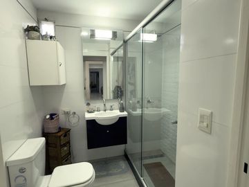 PISO UNICO , 5 AMBIENTES , 3 BAÑOS COMPLETOS Y 2 TOILETTES , 2 COCHERAS,SUM Y PISCINA, 180 M2 APROX