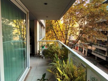 PISO UNICO , 5 AMBIENTES , 3 BAÑOS COMPLETOS Y 2 TOILETTES , 2 COCHERAS,SUM Y PISCINA, 180 M2 APROX