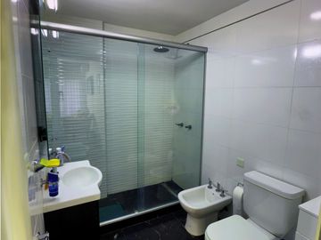 PISO UNICO , 5 AMBIENTES , 3 BAÑOS COMPLETOS Y 2 TOILETTES , 2 COCHERAS,SUM Y PISCINA, 180 M2 APROX