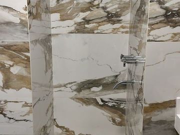 PISO UNICO , 5 AMBIENTES , 3 BAÑOS COMPLETOS Y 2 TOILETTES , 2 COCHERAS,SUM Y PISCINA, 180 M2 APROX