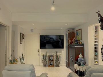 PISO UNICO , 5 AMBIENTES , 3 BAÑOS COMPLETOS Y 2 TOILETTES , 2 COCHERAS,SUM Y PISCINA, 180 M2 APROX