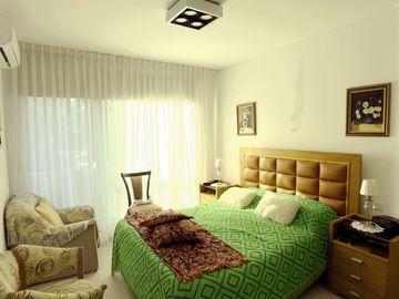 PISO UNICO , 5 AMBIENTES , 3 BAÑOS COMPLETOS Y 2 TOILETTES , 2 COCHERAS,SUM Y PISCINA, 180 M2 APROX