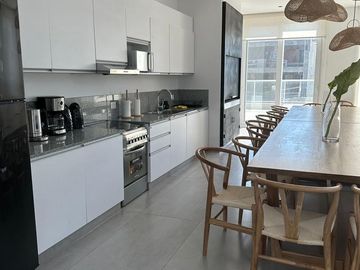 PISO UNICO , 5 AMBIENTES , 3 BAÑOS COMPLETOS Y 2 TOILETTES , 2 COCHERAS,SUM Y PISCINA, 180 M2 APROX