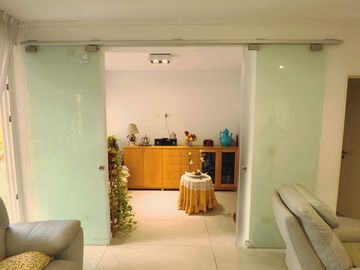 PISO UNICO , 5 AMBIENTES , 3 BAÑOS COMPLETOS Y 2 TOILETTES , 2 COCHERAS,SUM Y PISCINA, 180 M2 APROX