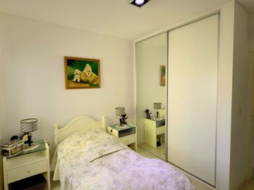 PISO UNICO , 5 AMBIENTES , 3 BAÑOS COMPLETOS Y 2 TOILETTES , 2 COCHERAS,SUM Y PISCINA, 180 M2 APROX