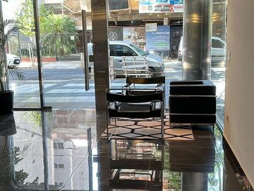 PISO UNICO , 5 AMBIENTES , 3 BAÑOS COMPLETOS Y 2 TOILETTES , 2 COCHERAS,SUM Y PISCINA, 180 M2 APROX