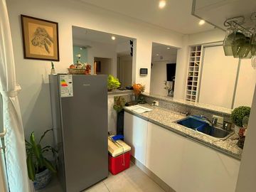 PISO UNICO , 5 AMBIENTES , 3 BAÑOS COMPLETOS Y 2 TOILETTES , 2 COCHERAS,SUM Y PISCINA, 180 M2 APROX