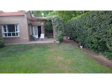 Venta-Hermosa Casa-Pileta-Jardín-Chacras de Coria-1000m2