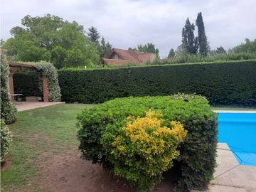 Venta-Hermosa Casa-Pileta-Jardín-Chacras de Coria-1000m2