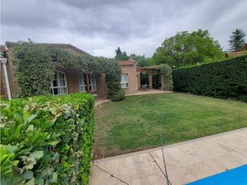 Venta-Hermosa Casa-Pileta-Jardín-Chacras de Coria-1000m2