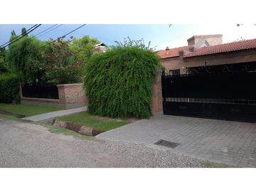 Venta-Hermosa Casa-Pileta-Jardín-Chacras de Coria-1000m2