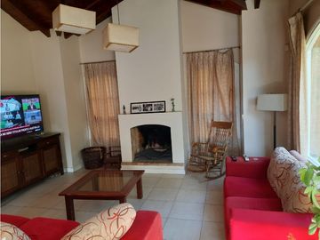 Venta-Hermosa Casa-Pileta-Jardín-Chacras de Coria-1000m2