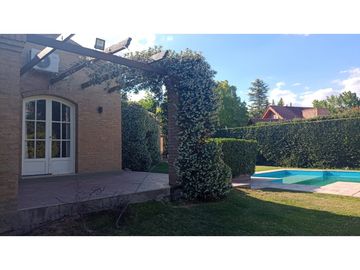 Venta-Hermosa Casa-Pileta-Jardín-Chacras de Coria-1000m2