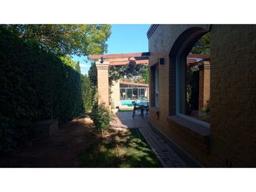 Venta-Hermosa Casa-Pileta-Jardín-Chacras de Coria-1000m2
