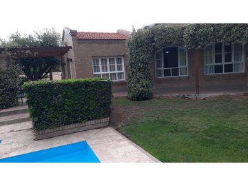 Venta-Hermosa Casa-Pileta-Jardín-Chacras de Coria-1000m2