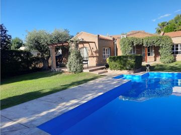 Venta-Hermosa Casa-Pileta-Jardín-Chacras de Coria-1000m2