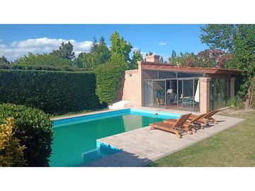 Venta-Hermosa Casa-Pileta-Jardín-Chacras de Coria-1000m2