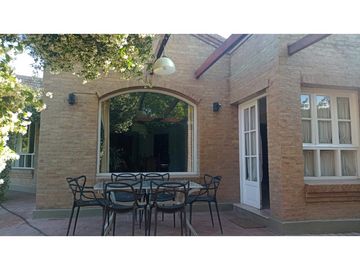 Venta-Hermosa Casa-Pileta-Jardín-Chacras de Coria-1000m2