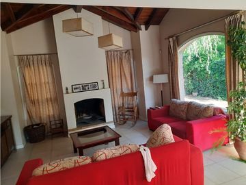 Venta-Hermosa Casa-Pileta-Jardín-Chacras de Coria-1000m2
