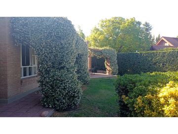 Venta-Hermosa Casa-Pileta-Jardín-Chacras de Coria-1000m2
